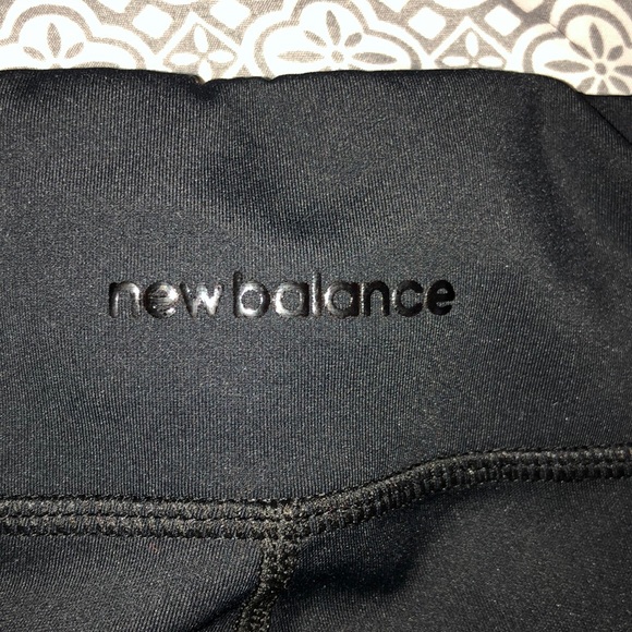 ➿ New Balance Black Cropped Workout Pants - Picture 2 of 3